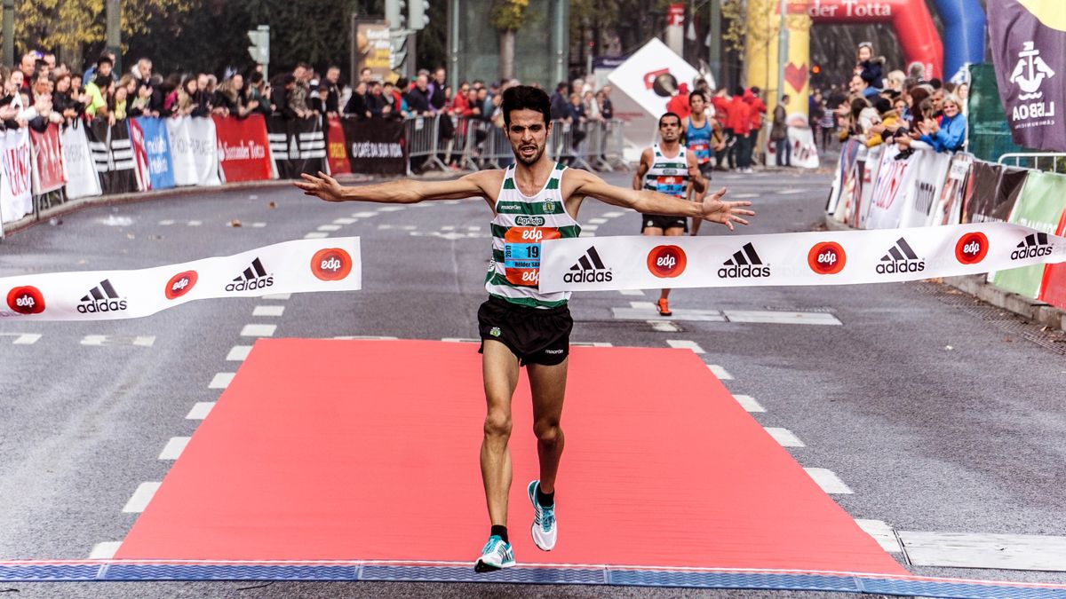 Coureur franchissant la ligne d'arrivée d'un marathon